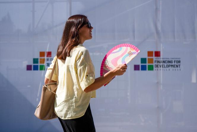 Devant le palais des congrés et expositions où se tiendra la 4e Conférence internationale sur le financement du développement du 30 juin au 3 juillet, à Séville, en Espagne, le 27 juin 2025.