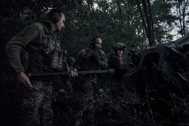 Ces soldats de la 117e brigade de défense territoriale de Soumy, en Ukraine, chargent un obus de 122mm, afin de tirer sur une position russe, le 19 juin 2025.