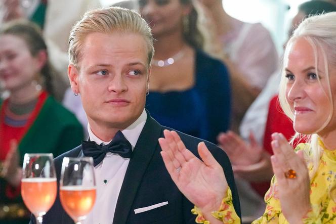 Marius Borg Hoiby assis à côté de sa mère, la princesse héritière de Norvège Mette-Marit, le 16 juin 2022 à Oslo, en Norvège.