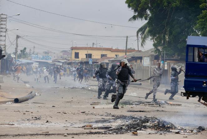 Affrontement entre les policiers locaux et les manifestants lors d’une journée de manifestation contre le pouvoir de Faure Gnassingbé, à Lomé (Togo), le 26 juin 2025.