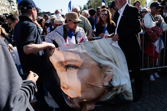 Des militants du RN, lors d’un rassemblement en soutien à Marine Le Pen, à Paris, le 6 avril 2025.