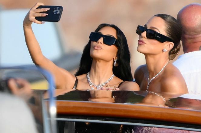 Kim Kardashian et Khloé Kardashian arrivent sur l’île de San Giorgio Maggiore, à Venise (Italie), le 27 juin 2025.