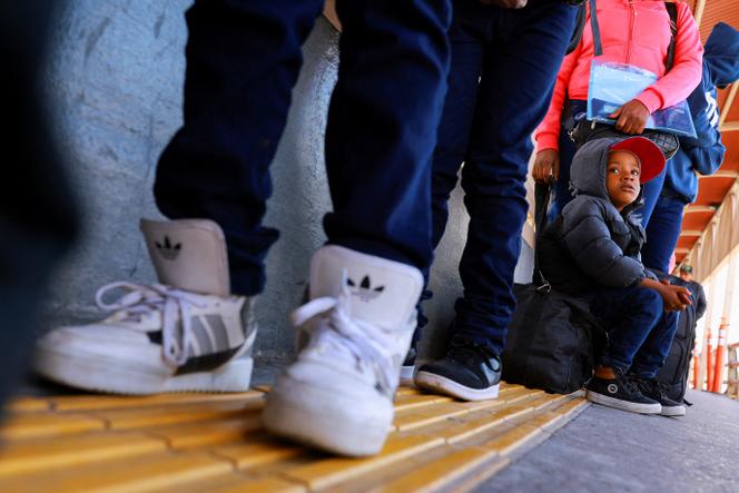 Un enfant migrant d’Haïti, qui voyage avec sa famille, au pont frontalier Paso del Norte à Ciudad Juarez (Mexique), le 4 novembre 2024.
