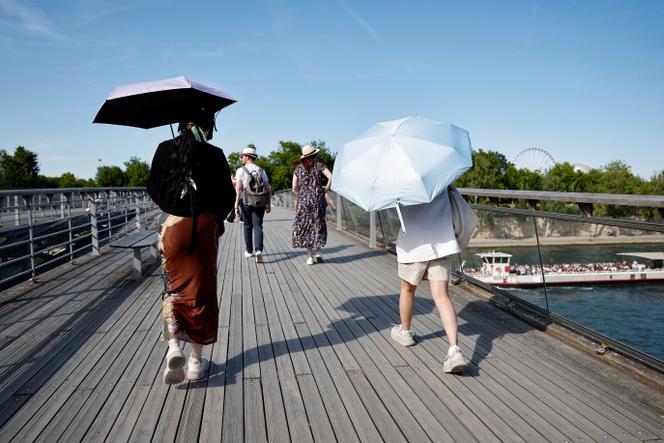 Des températures estivales caniculaires frappent Paris, le 21 juin 2025.