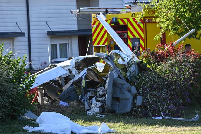 Les débris d’un avion de tourisme après un crash dans lequel trois personnes ont trouvé la mort, à Champhol, au nord de Chartres, le 27 juin 2025.