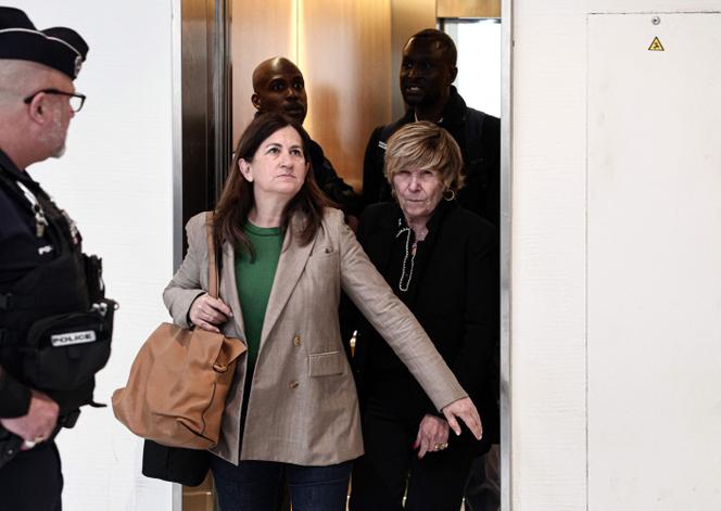 L’entrepreneuse française Michèle dite « Mimi » Marchand (droite) arrive avec son avocate, Caroline Toby (centre), au tribunal correctionnel de Paris pour son procès, le 26 mai 2025.