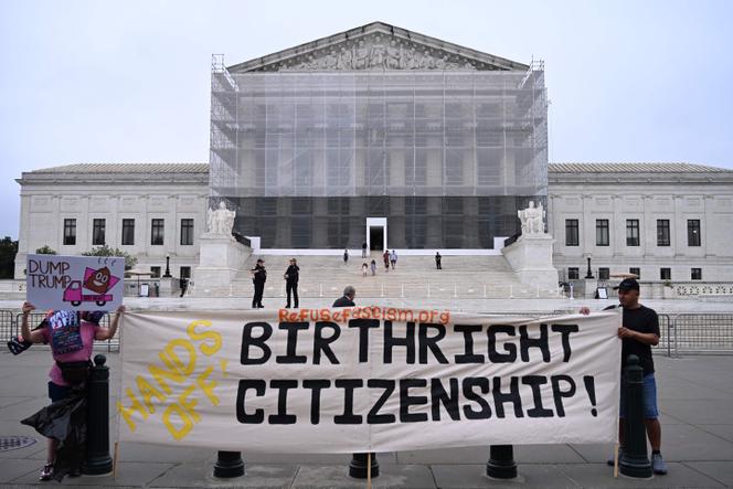 Des militants en faveur du droit du sol, devant la Cour suprême, à Washington, le 27 juin 2025.