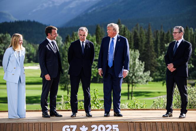 Le premier ministre canadien, Mark Carney, et le président américain, Donald Trump, entourés de La présidente du conseil italien, Giorgia Meloni, du président de la République, Emmanuel Macron, et du premier ministre britannique, Keir Starmer, lors de la photo de famille du sommet G7 à Kananaskis, à Kananaskis, le 16 juin 2025.