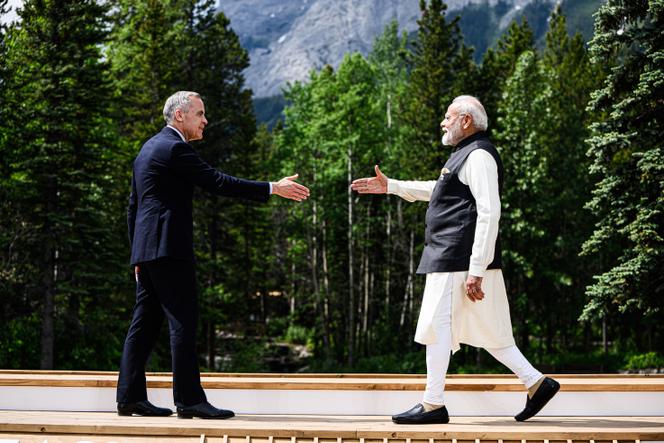 Le premier ministre canadien, Mark Carney, accueille le premier ministre indien, Narendra Modi, lors du sommet du G7, à Kananaskis, le 17 juin 2025.
