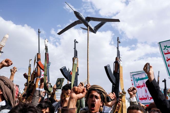 Manifestantes, predominantemente apoiadores houthi, demonstram em solidez com palestinos em Sanaa, Iêmen, 27 de junho de 2025. 