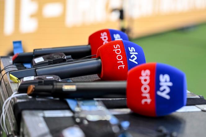 Des micros du groupe Sky, lors d’un match de football à Heidenheim (Allemagne), le 5 avril 2025.