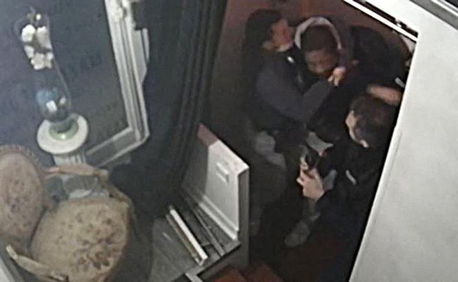 Capture vidéo prise le 27 novembre 2020 d’une vidéo de l’AFP montrant des images de caméras de vidéosurveillance du producteur Michel Zecler roué de coups par des policiers à l’entrée d’un studio de musique dans le 17e arrondissement de Paris, le 21 novembre 2020.