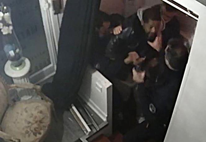 Capture vidéo prise le 27 novembre 2020 d’une vidéo de l’AFP montrant des images de caméras de vidéosurveillance du producteur Michel Zecler roué de coups par des policiers à l’entrée d’un studio de musique dans le 17e arrondissement de Paris, le 21 novembre 2020.