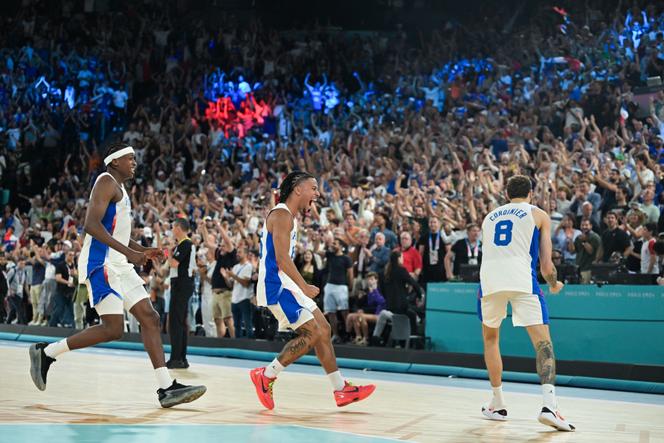Les Français Bilal Coulibaly, Matthew Strazel et Isaia Cordinier lors de la victoire de la France face à l’Allemagne, en demi-finale des Jeux olympiques de Paris 2024, le 8 août 2024 à Paris.