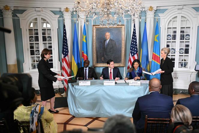 Le ministre des affaires étrangères rwandais, Olivier Nduhungirehe, et la ministre des affaires étrangères congolaise, Thérèse Kayikwamba Wagner, signent un accord de de paix en présence du secrétaire d’Etat américain, Marco Rubio, à Washington, le 27 juin 2025.