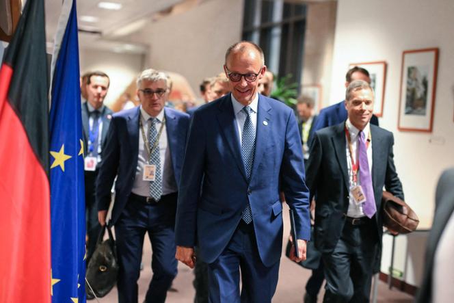 Le chancelier allemand, Friedrich Merz (au centre), lors du Conseil européen, à Bruxelles, le 26 juin 2025.