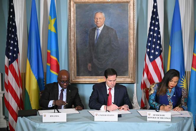 Le ministre des affaires étrangères rwandais, Olivier Nduhungirehe et la ministre des affaires étrangères congolaise, Thérèse Kayikwamba Wagner, signent un accord de de paix en présence du secrétaire d’Etat américain, Marco Rubio, à Washington, le 27 juin 2025.