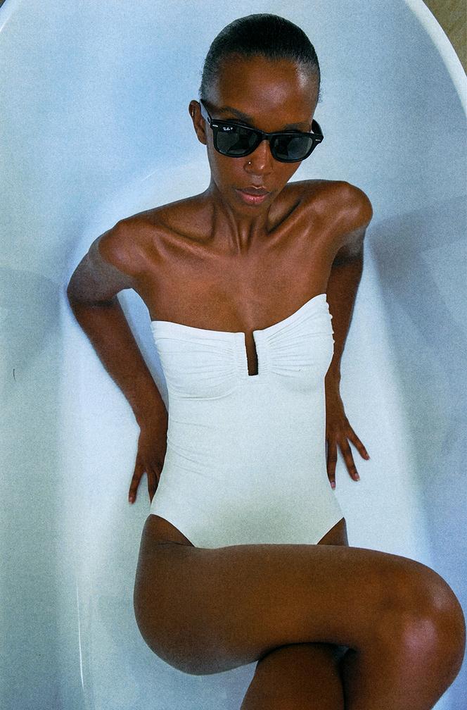 Maillot de bain Cassiopee, en polyamide et élasthanne, Eres, 450 €. Lunettes de soleil Wayfarer, Ray-Ban.