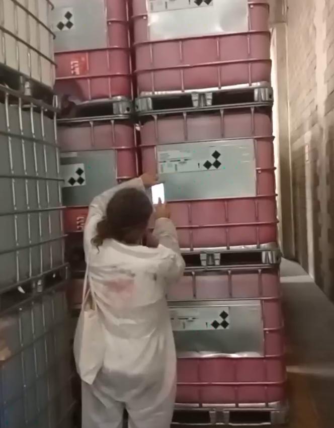 Capture d’une vidéo fournie par les Faucheuses et faucheurs volontaires lors de leur intrusion dans l’usine BASF de Genay lundi 23 juin.