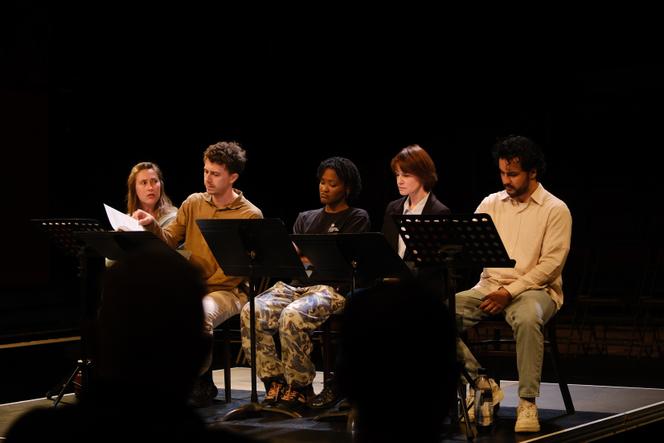 Léna Tournier Bernard, de l’académie de la Comédie-Française, Adrien Simion, Claïna Clavaron, Françoise Gillard et Jordan Rezgui, de la troupe de la Comédie-Française, lors de la lecture de « Statu quo », de Maja Zade, dirigée par Marine Jubin, au Théâtre du Vieux-Colombier, à Paris, en juin 2024.
