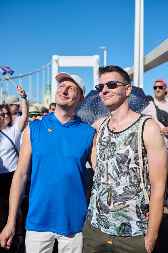 Adam et son mari, dans les rues de Budapest, pour la Marche des fiertés, en Hongrie, le 28 juin 2025.