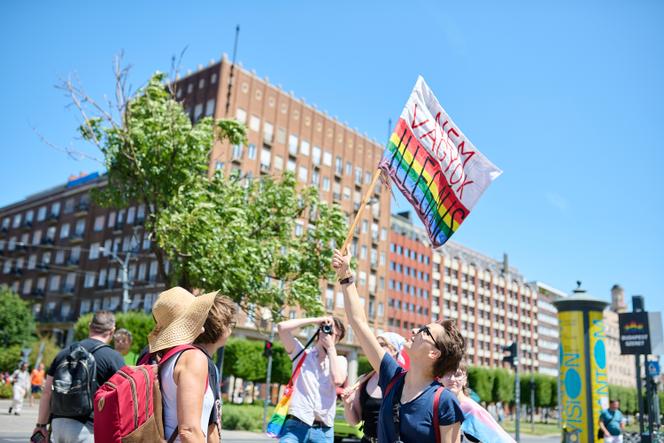 Un drapeau proclamant « Je ne suis pas illégale », lors de la Marche des fiertés, à Budapest, le 28 juin 2025.