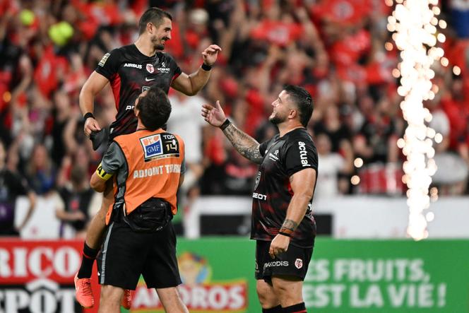 Comme lors des demi-finales, le buteur toulousain Thomas Ramos (à gauche) n’a pas manqué un coup de pied de la rencontre, et a largement contribué au troisième titre de champion de France de suite de son équipe.