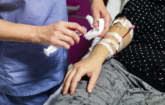 Injection d’un antibiotique en intraveineuse pour une patiente atteinte d'une infection pulmonaire dans une clinique à Ollioules (Var), le 8 janvier 2024.