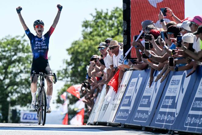 La joie de la coureuse de la FDJ-Suez Marie Le Net, sacrée championne de France de cyclisme sur route, le 28 juin 2025 aux Herbiers (Vendée).