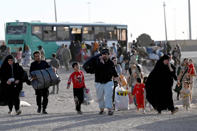 Des migrants afghans arrivent à Islam Qala, province d’Herat, ville afghane frontalière avec l’Iran le 28 juin 2025. WAKIL KOHSAR/AFP