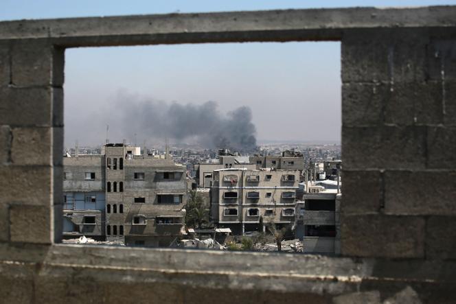 Un nuage de fumée s’élève au dessus de Jabaliya, samedi 28 juin 2025.