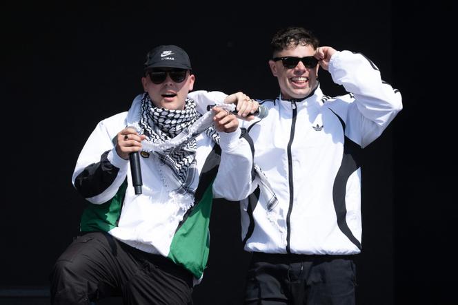 Mo Chara (à gauche) et Moglai Bap (à droite), du groupe de rap irlandais Kneecap, se produisent sur la scène de West Holts lors du quatrième jour du Festival de Glastonbury, à Pilton (Somerset), dans le sud-ouest de l’Angleterre, le 28 juin 2025.