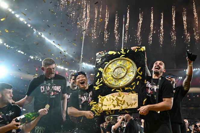Les joueurs de l’équipe du Stade toulousain célèbrent leur victoire en finale du Top 14 de rugby contre l’Union Bordeaux-Bègles, au Stade de France, à Saint-Denis (Seine-Saint-Denis), le 28 juin 2025.