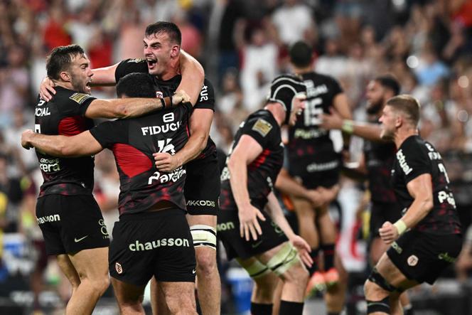 Les joueurs du Stade toulousain célèbrent leur victoire contre l’Union Bordeaux-Bègles lors de la finale du championnat de Top 14, au stade de France, à Saint-Denis, le 28 juin 2025.