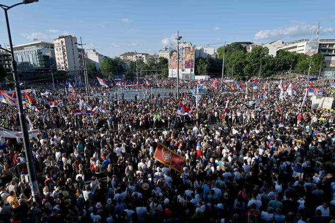 Large manifestation dans le centre de Belgrade en faveur d’élections législatives anticipées, le 28 juin 2025.