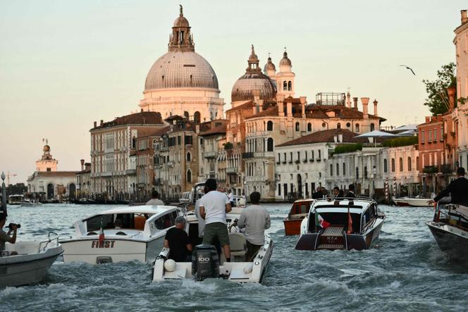 Le bateau de Jeff Bezos et de son épouse, Lauren Sanchez Bezos, escorté sur le Grand Canal, le 28 juin 2025.