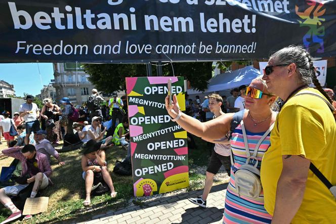 Des manifestants arrivent à la Budapest Pride et font un selfie, le 28 juin 2025 à Budapest, en Hongrie, malgré l’interdiction du gouvernement de Victor Orban.