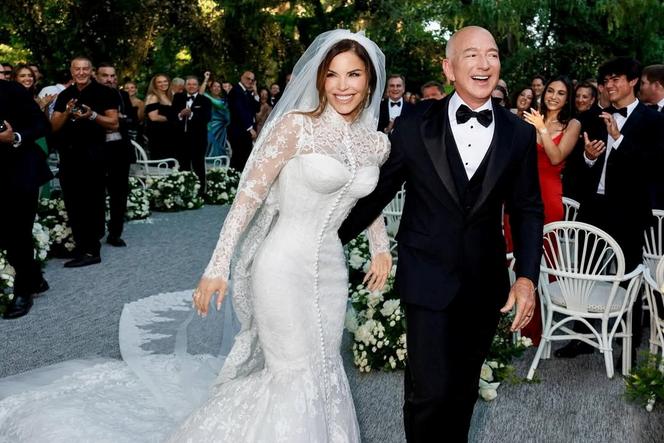 Lauren Sanchez a publié sur son compte Instagram une photo d’elle en robe de mariée avec Jeff Bezos, à Venise (Italie), le 27 juin 2025.