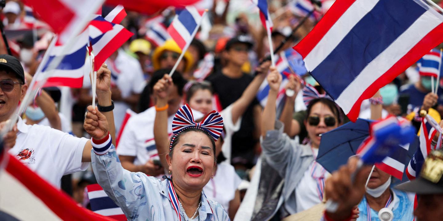 Thousands of protestors demand Thai prime minister's resignation
