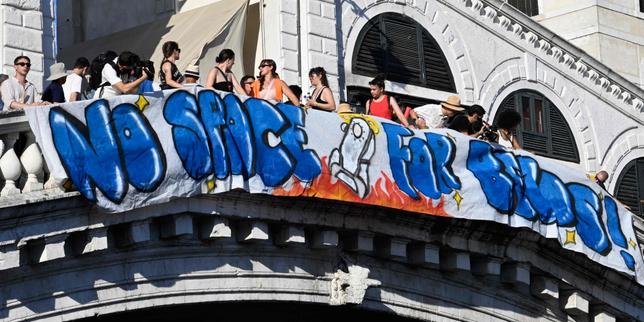 A Venise, une nouvelle manifestation au lendemain du mariage de Jeff Bezos thumbnail