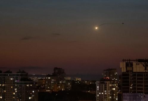 Un drone russe abattu au-dessus de Kiev, le 28 juin 2025.