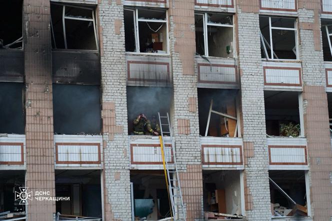 Esta fotografia de apostila tirada e liberada pelo Serviço de Emergência do Estado da Ucrânia em 29 de junho de 2025 mostra os bombeiros trabalhando em um local de um ataque russo na cidade de Smila, região de cherkasy em meio à invasão russa da Ucrânia.