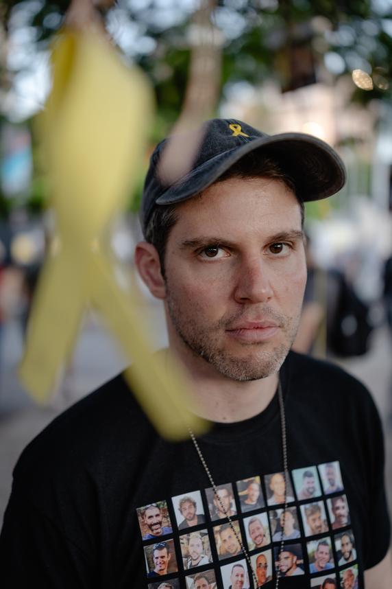 Gil Dickmann, cousin de Carmel, tuée par le Hamas en captivité, est une figure du forum des familles d’otages. A Tel-Aviv, le 28 juin 2025.
