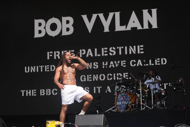 Bob Vylan se produit sur la scène West Holts, lors du festival de Glastonbury à Worthy Farm dans le Somerset, au Royaume-Uni, samedi 28 juin 2025.