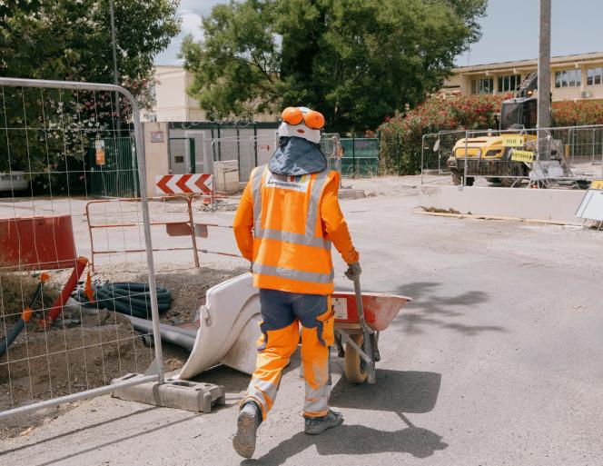 Sur le chantier de la ligne 5 de tramway, compte tenu des très fortes chaleurs, les horaires de travail ont été aménagés, permettant aux ouvriers de terminer leur journée à 14 heures, à Montpellier, le 27 juin 2025.