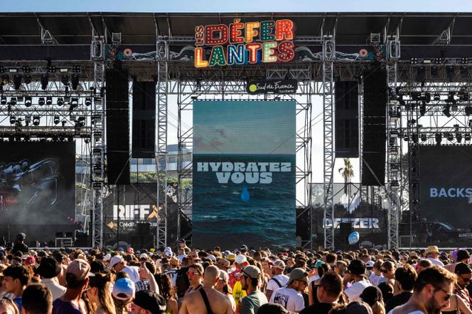 Un écran géant diffuse le message « Hydratez vous », au festival Les Déferlantes au Barcares (Pyrénées-Orientales), le 29 juin 2025.  