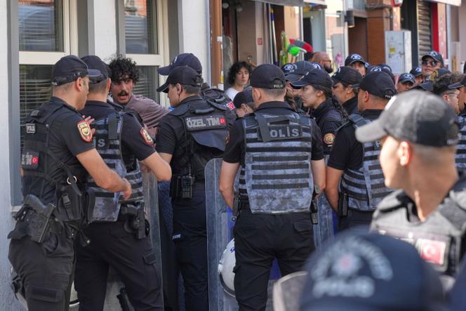 Une personne arrêtée par la police, à Istanbul, le 29 juin 2025, journée lors de laquelle devait se tenir une marche des fiertés dans la ville.