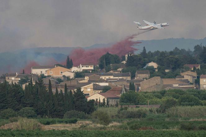 Intervention d’un avion de la sécurité civile, à la suite de l’incendie de forêt près de Bizanet (Aude), le 29 juin 2025.