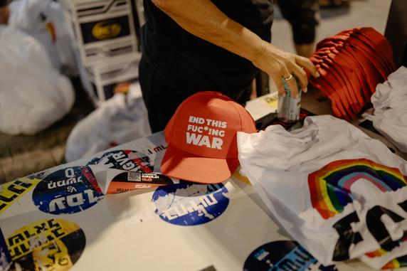 Un stand propose une casquette avec le message « End this fuc*ing war » (Arrête cette p*tain de guerre) s’adressant au président américain Donald Trump, à Tel-Aviv, le 28 juin 2025.