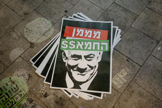 Des tracts lors de la première manifestation contre le premier ministre israélien Benyamin Netanyahou depuis le cessez-le-feu entre Israël et l’Iran, à Tel Aviv, le 28 juin 2025.
